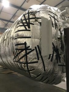 Isolation d'une grande cuve réalisée par WAHL ISOLATION - traçage électrique, protection en aluminium puis tôle en alu
