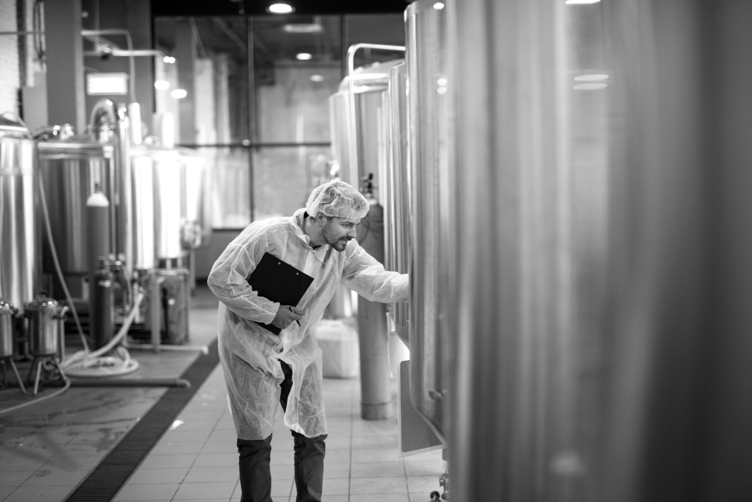 Agent de sécurité contrôlant les normes dans une industrie agroalimentaire